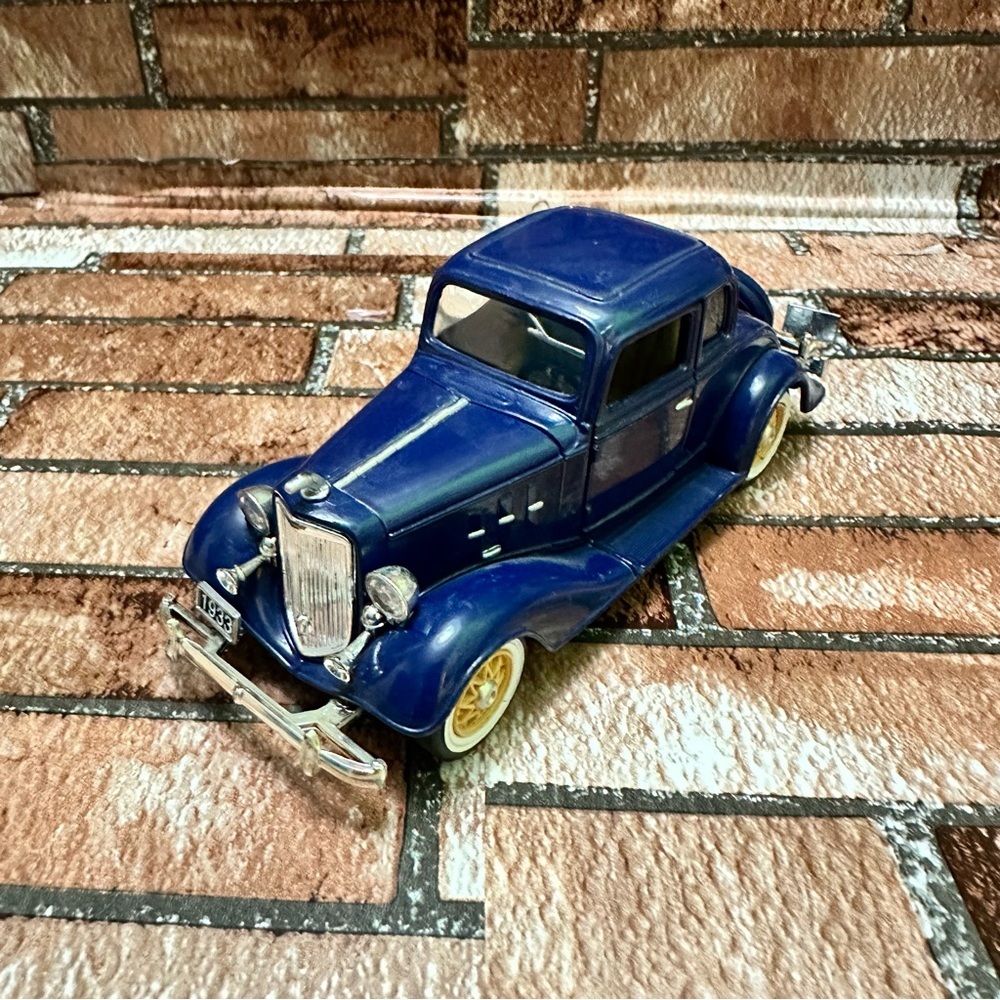 Chevrolet Eagle 1933 Classic Blue Toy Car collectible